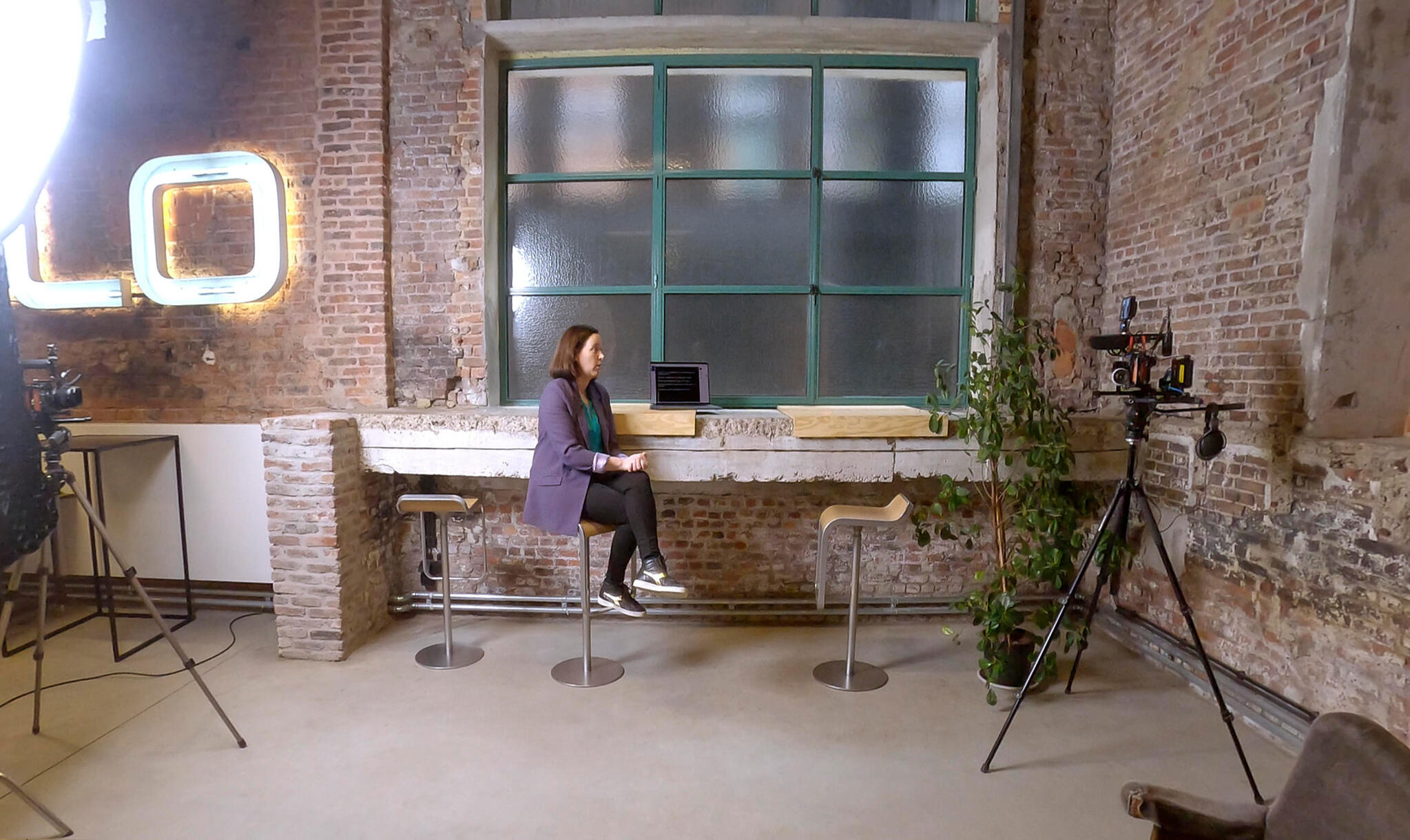 Sarah Martens tijdens voorbereiding van een video in de Freelance Flix opnamestudio.